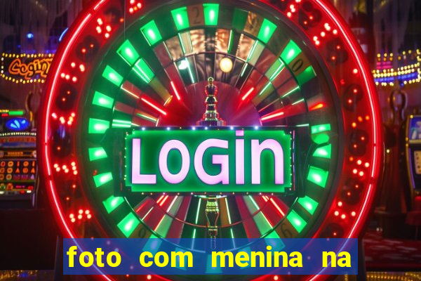 foto com menina na cama fake